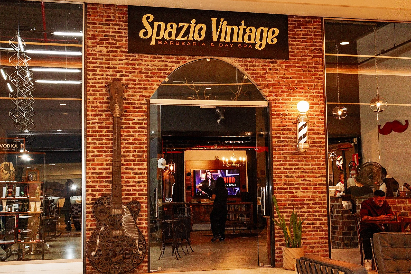 Fachada completa do Spazio Vintage no Shopping Monte Carmo em Betim